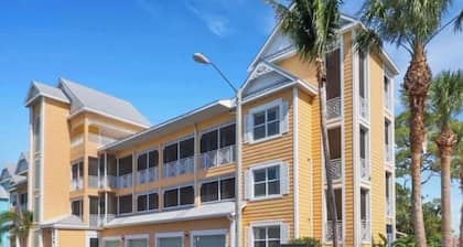 Cozy Studio with pool 1 mile from the beach & walking distance to restaurants.