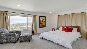 Escritorio, tabla de planchar con plancha, wifi gratis y ropa de cama 