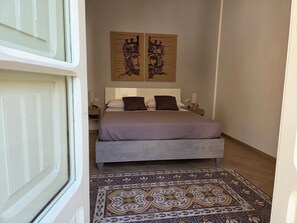 Tabla de planchar con plancha, wifi y ropa de cama 