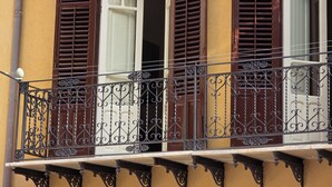 A balcony with wrought iron railings and wooden shutters on a building facade. - Marèa - Holiday House (Santa Flavia)