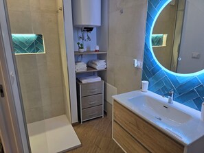 Chuveiro, secador de cabelo, bidê, toalhas de banho