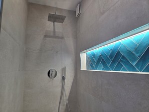 Chuveiro, secador de cabelo, bidê, toalhas de banho