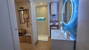 Shower, hair dryer, bidet, towels