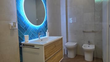 Shower, hair dryer, bidet, towels