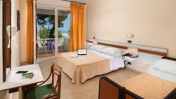 Habitación familiar, balcón, vistas al mar | Caja fuerte y wifi gratis