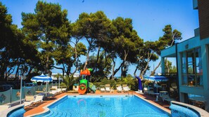 Una piscina al aire libre de temporada