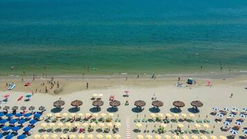 Spiaggia privata, un bar sulla spiaggia