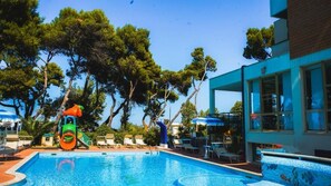 Piscine extérieure (ouverte en saison)