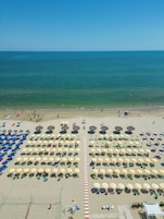 Playa privada, sillas reclinables de playa, sombrillas, toallas de playa