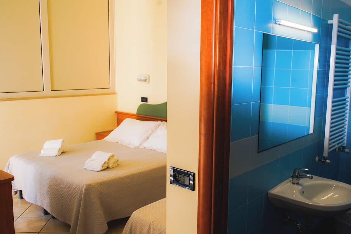 Kolmen hengen classic-huone, parveke | Tallelokero huoneessa, ilmainen Wi-Fi