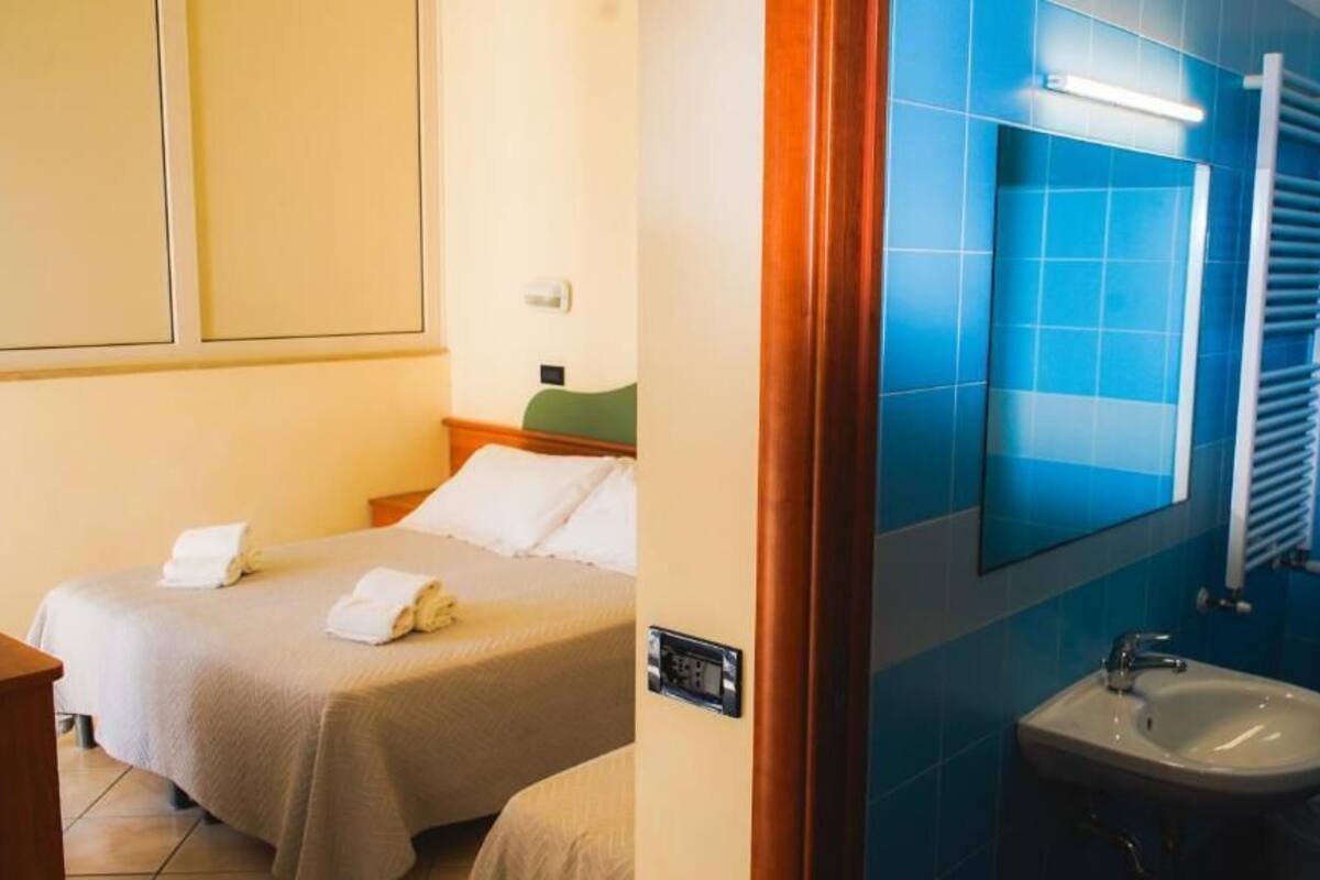 Neljän hengen classic-huone, parveke | Tallelokero huoneessa, ilmainen Wi-Fi