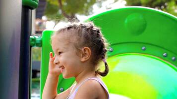 Una piscina al aire libre de temporada