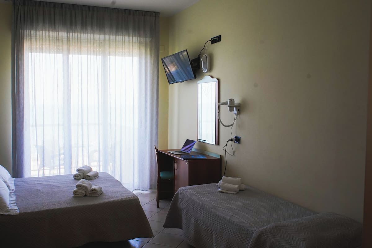 高級三人房, 露台, 海景 | 房內夾萬、免費 Wi-Fi