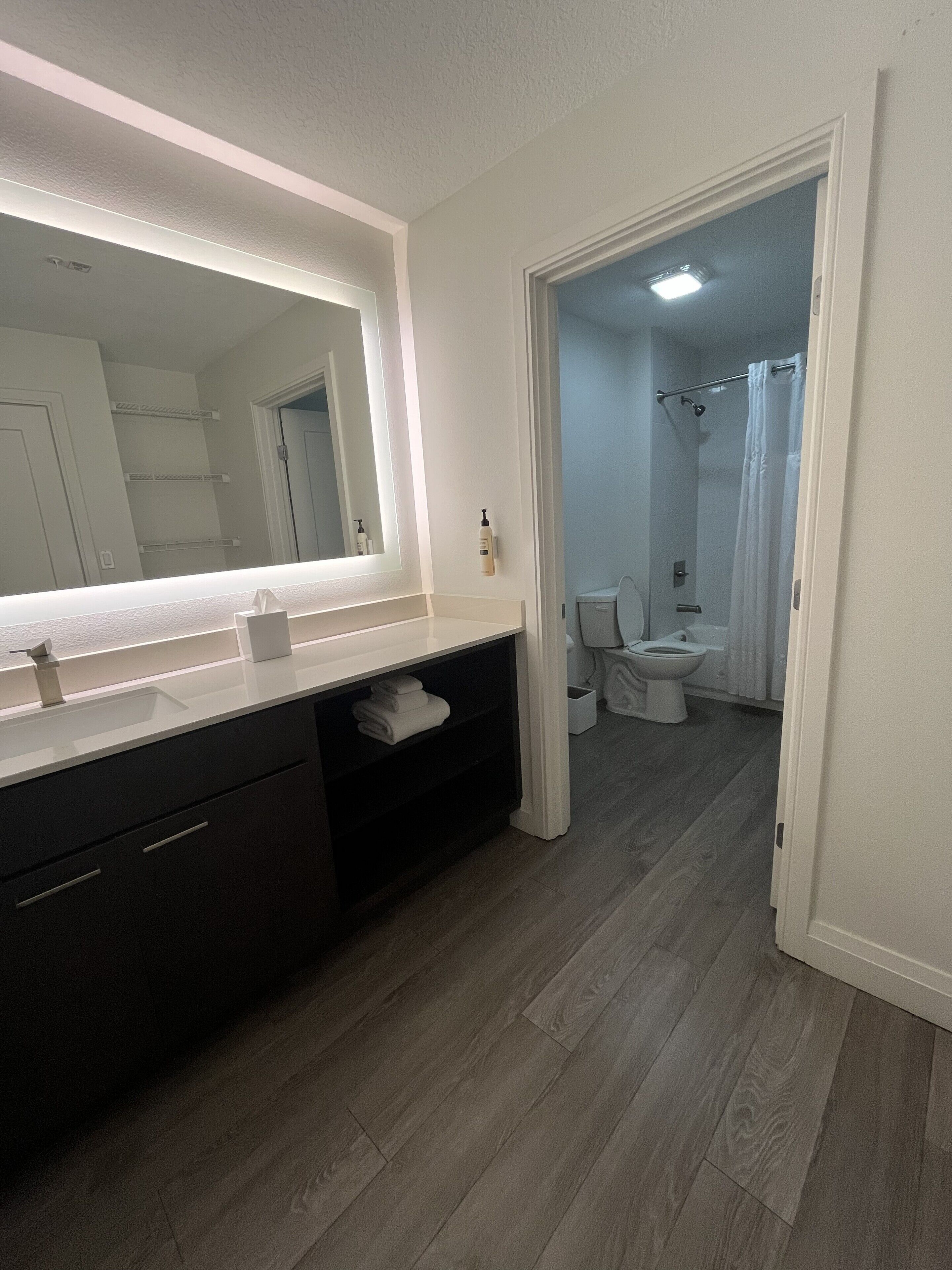 Toallas, jabón, papel de baño 