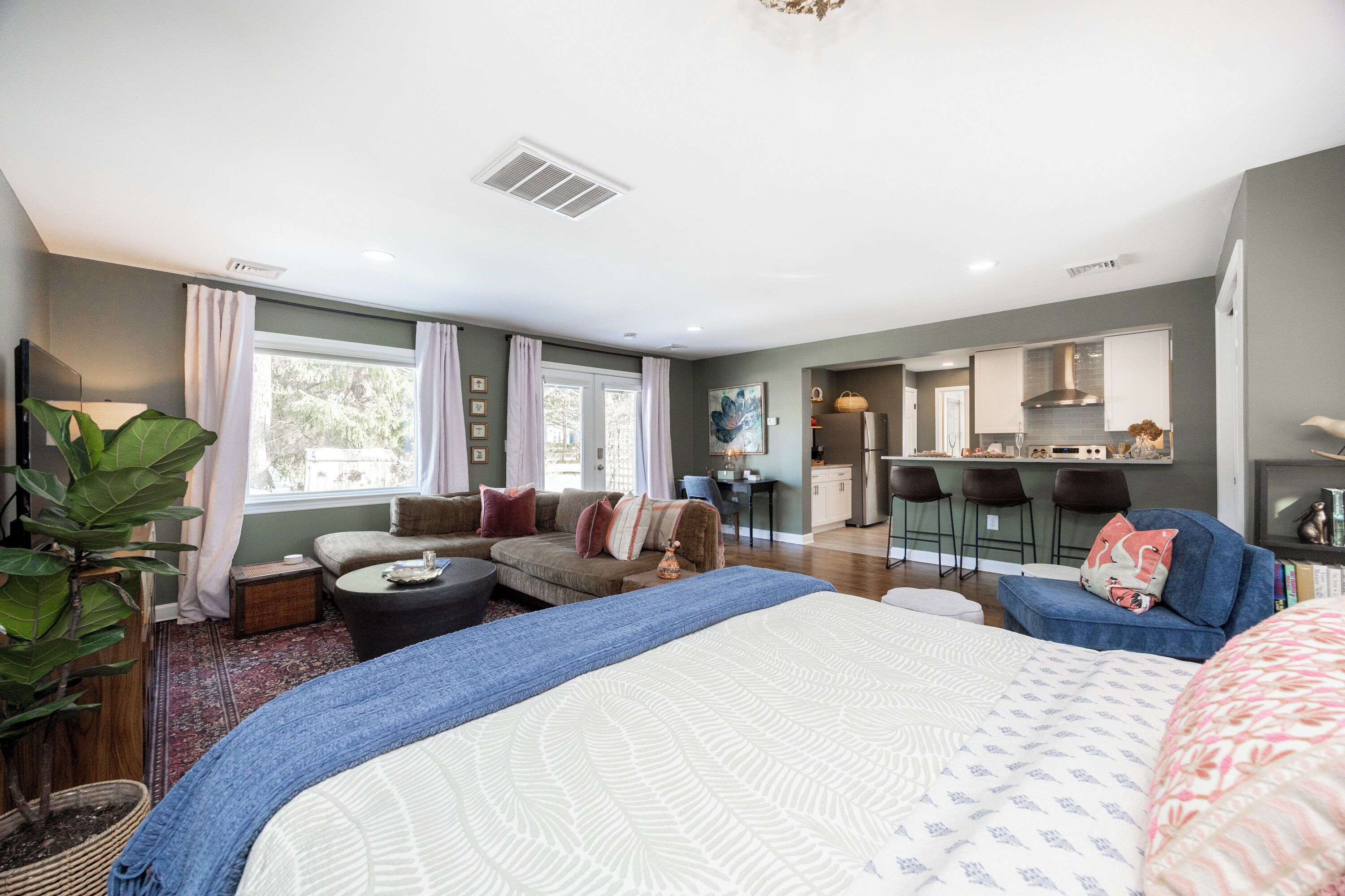 Een strijkplank/strijkijzer, gratis wifi, beddengoed