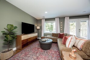 Een smart-tv en boeken