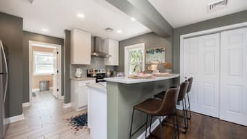 Kylskåp, mikrovågsugn, ugn och spishäll