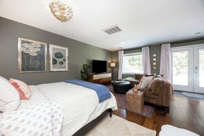 1 bedroom, desk, iron/ironing board, free WiFi - Blue Lotus, LUXE Cottage, in walkable Kennett Square near Longwood Gardens (Kennett Square)