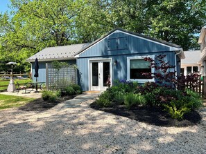 Exterior - Blue Lotus, LUXE Cottage, in walkable Kennett Square near Longwood Gardens (Kennett Square)