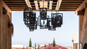 Un espace bar avec une enseigne indiquant « QUIVIRA GOLF CLUB » et une vue sur l’océan.