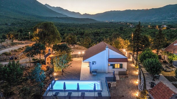 A house with a swimming pool, surrounded by trees and mountains. - Villa  Ika (Raščane)