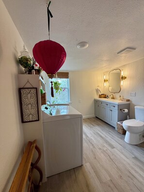 Secadora de cabello, toallas, jabón, papel de baño 