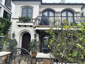 Exterior detail - Beautiful 3-bedroom house with AC in peaceful Manhattan Beach Sand Section (Manhattan Beach)