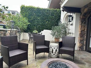 Terrace/patio - Beautiful 3-bedroom house with AC in peaceful Manhattan Beach Sand Section (Manhattan Beach)