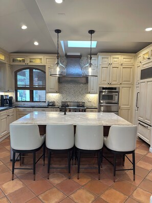 Private kitchen - Beautiful 3-bedroom house with AC in peaceful Manhattan Beach Sand Section (Manhattan Beach)