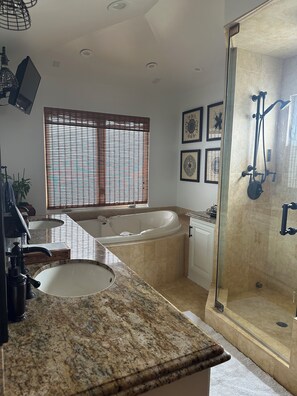 Shower, jetted bath, hair dryer, towels - Beautiful 3-bedroom house with AC in peaceful Manhattan Beach Sand Section (Manhattan Beach)