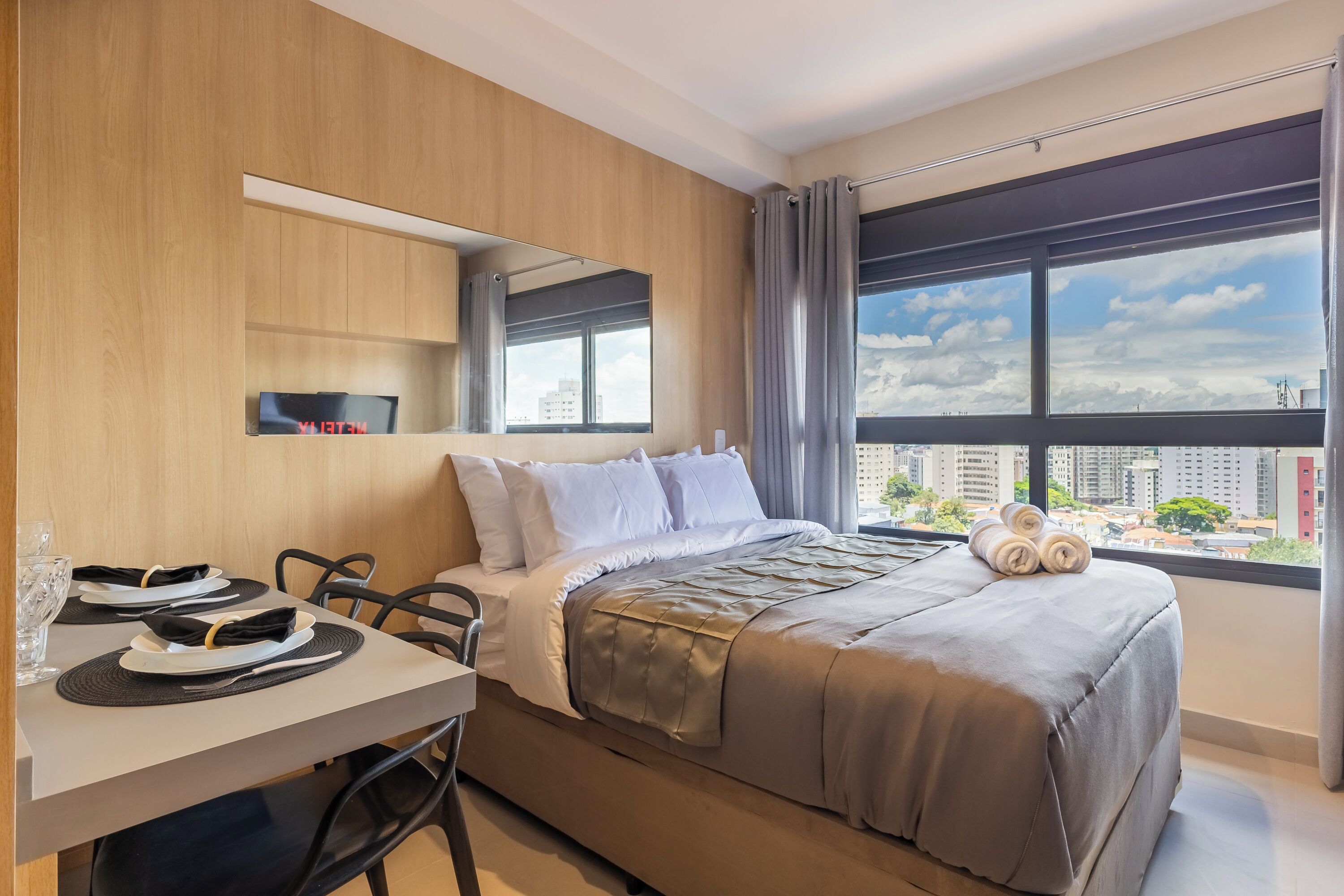 Apartamento conforto, cozinha, vista para a cidade | Ferros/tábuas de passar roupa, Wi-Fi de cortesia