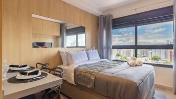 Apartamento conforto, cozinha, vista para a cidade | Ferros/tábuas de passar roupa, Wi-Fi de cortesia