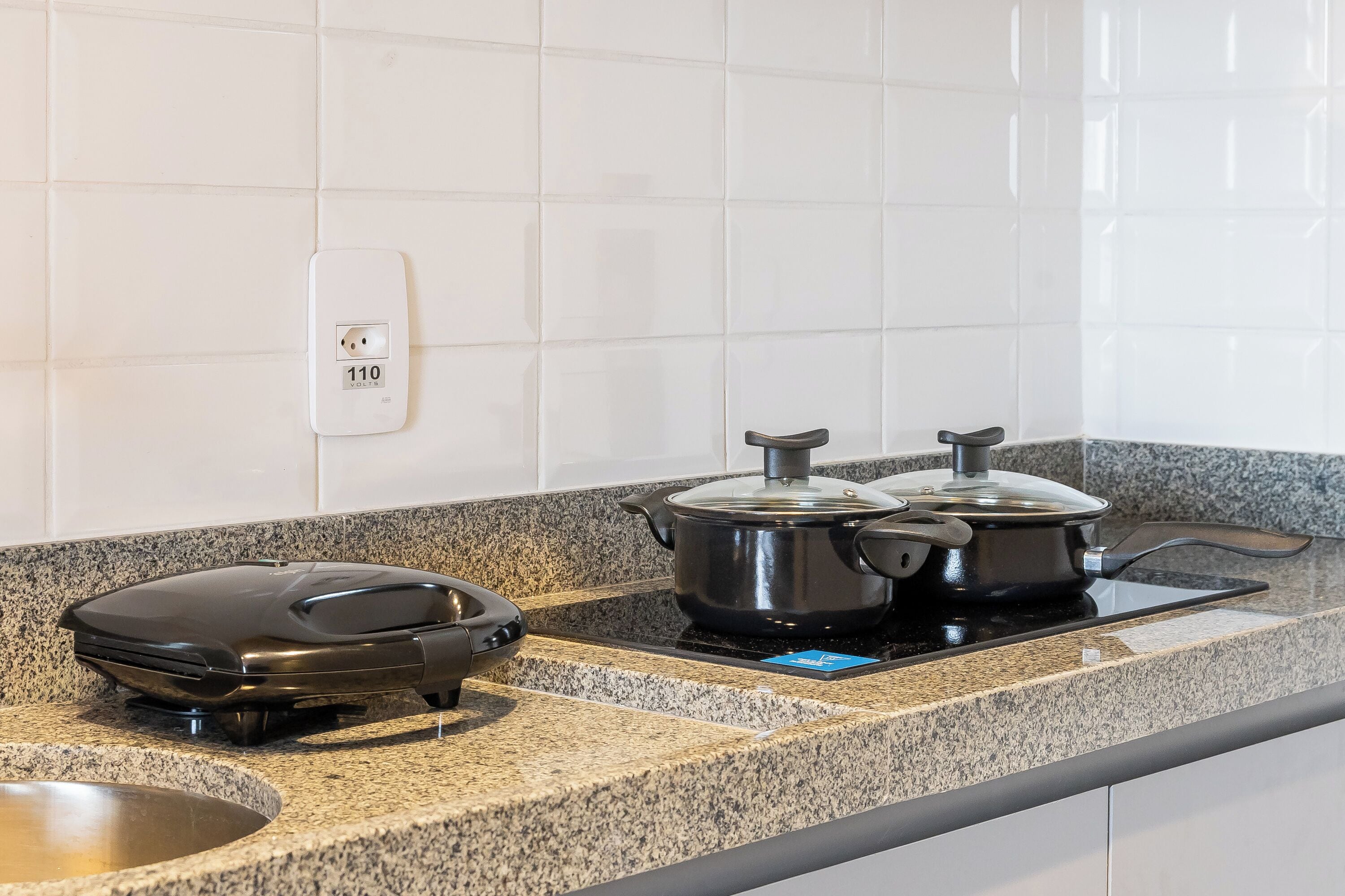 Apartamento conforto, banheiro privativo, vista para a cidade | Cozinha privada | Geladeira grande, micro-ondas, talheres/pratos/utensílios de cozinha