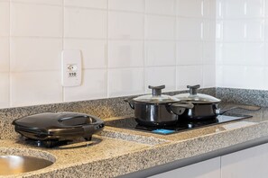 Comfort Apartment, Private Bathroom, City View | Dapur peribadi | Peti sejuk/penyejuk beku saiz penuh, ketuhar gelombang mikro 