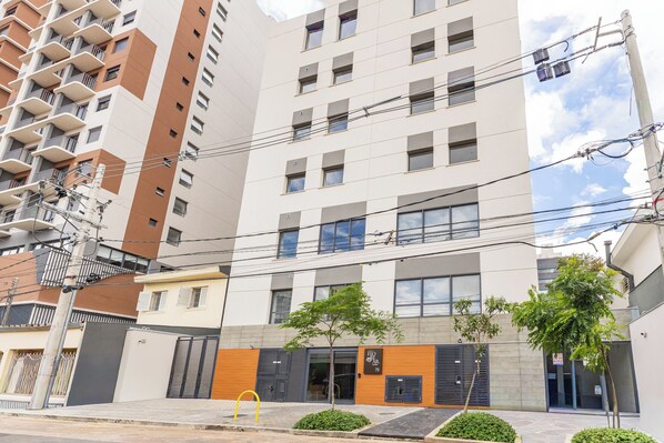 A multi-story building with a modern design, featuring a mix of balconies and windows. - StayHome Vila Clementino com Academia (São Paulo)