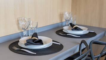 Comfort Apartment, Kitchen, City View | Dining