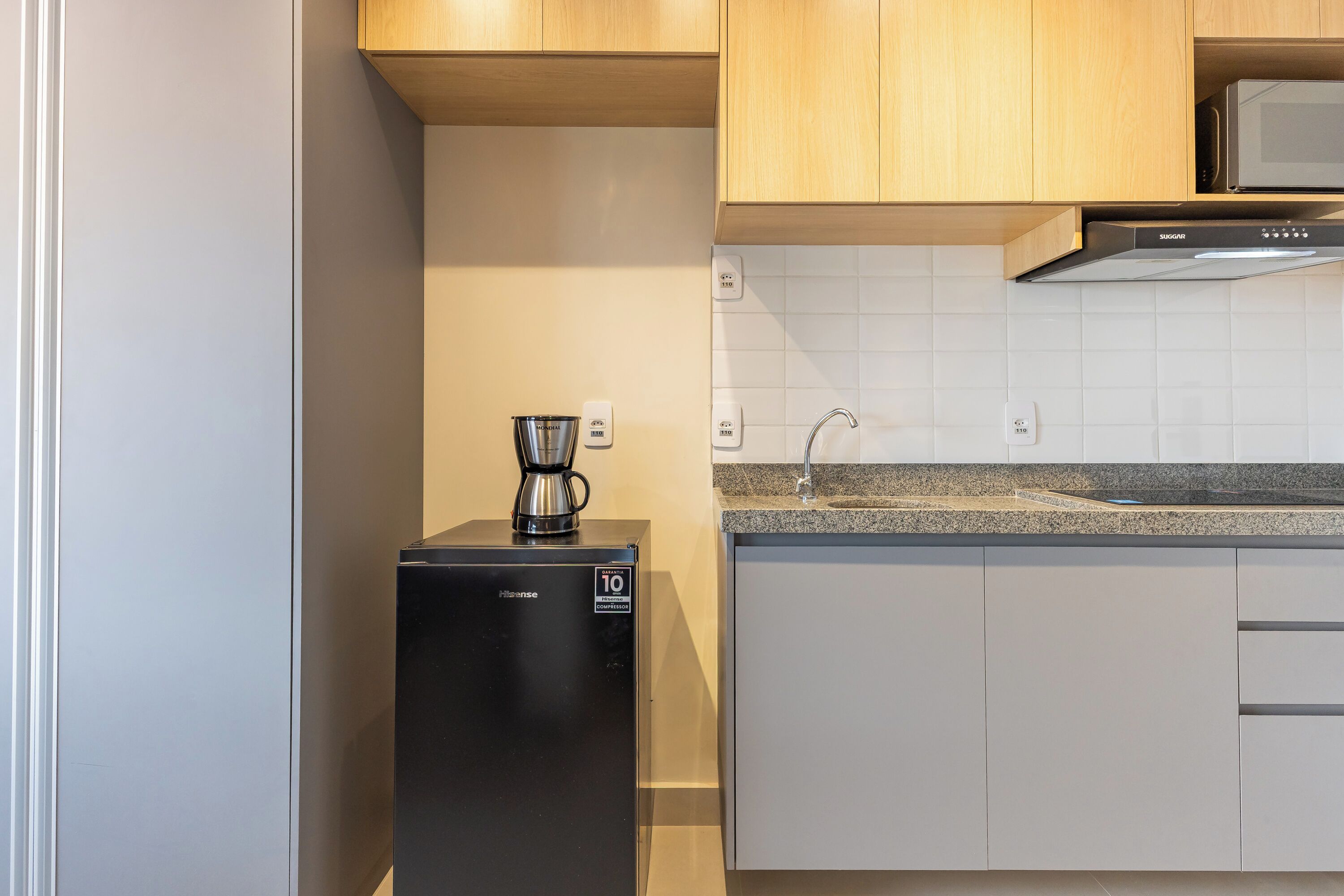 Apartamento conforto, banheiro privativo, vista para a cidade | Cozinha privada | Geladeira grande, micro-ondas, talheres/pratos/utensílios de cozinha
