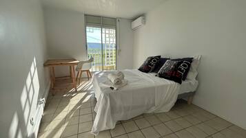 3 chambres, fer et planche à repasser, Wi-Fi, draps fournis