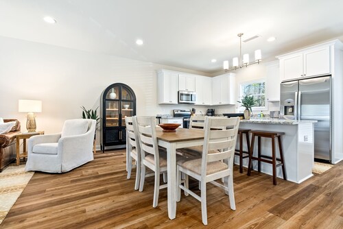 New  Opelika Townhome ~ Sleeps 8