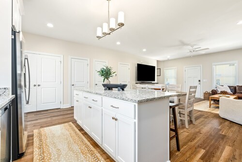 New  Opelika Townhome ~ Sleeps 8