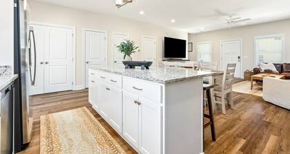 New Opelika Townhome ~ Sleeps 8