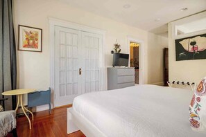 1 bedroom, desk, iron/ironing board, travel cot - Classic charm with modern comforts near Harvard. (Cambridge)