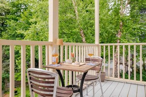 Outdoor dining - Classic charm with modern comforts near Harvard. (Cambridge)