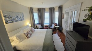 Escrivaninha, ferros/tábuas de passar roupa, berço de viagem