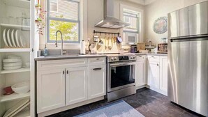 Coffee/tea maker, fridge, microwave, oven - Classic charm with modern comforts near Harvard. (Cambridge)