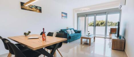 Apartment, 2 Bedrooms, Smoking, Balcony | Living room