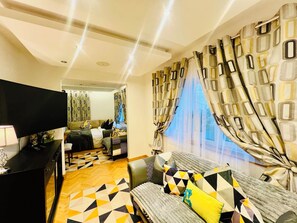 5 bedrooms, iron/ironing board, WiFi - Stylish 5-bedroom home arranged over three floors.
It sleeps 10 guests. (Sheffield)