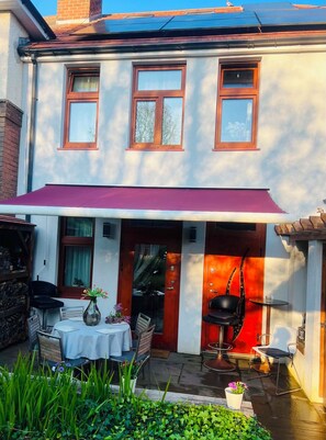 Outdoor dining - Stylish 5-bedroom home arranged over three floors.
It sleeps 10 guests. (Sheffield)