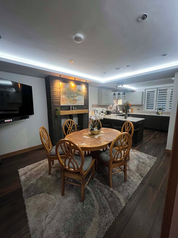Dining - Stylish 5-bedroom home arranged over three floors.
It sleeps 10 guests. (Sheffield)