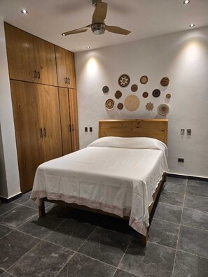 Een strijkplank/strijkijzer, wifi, beddengoed